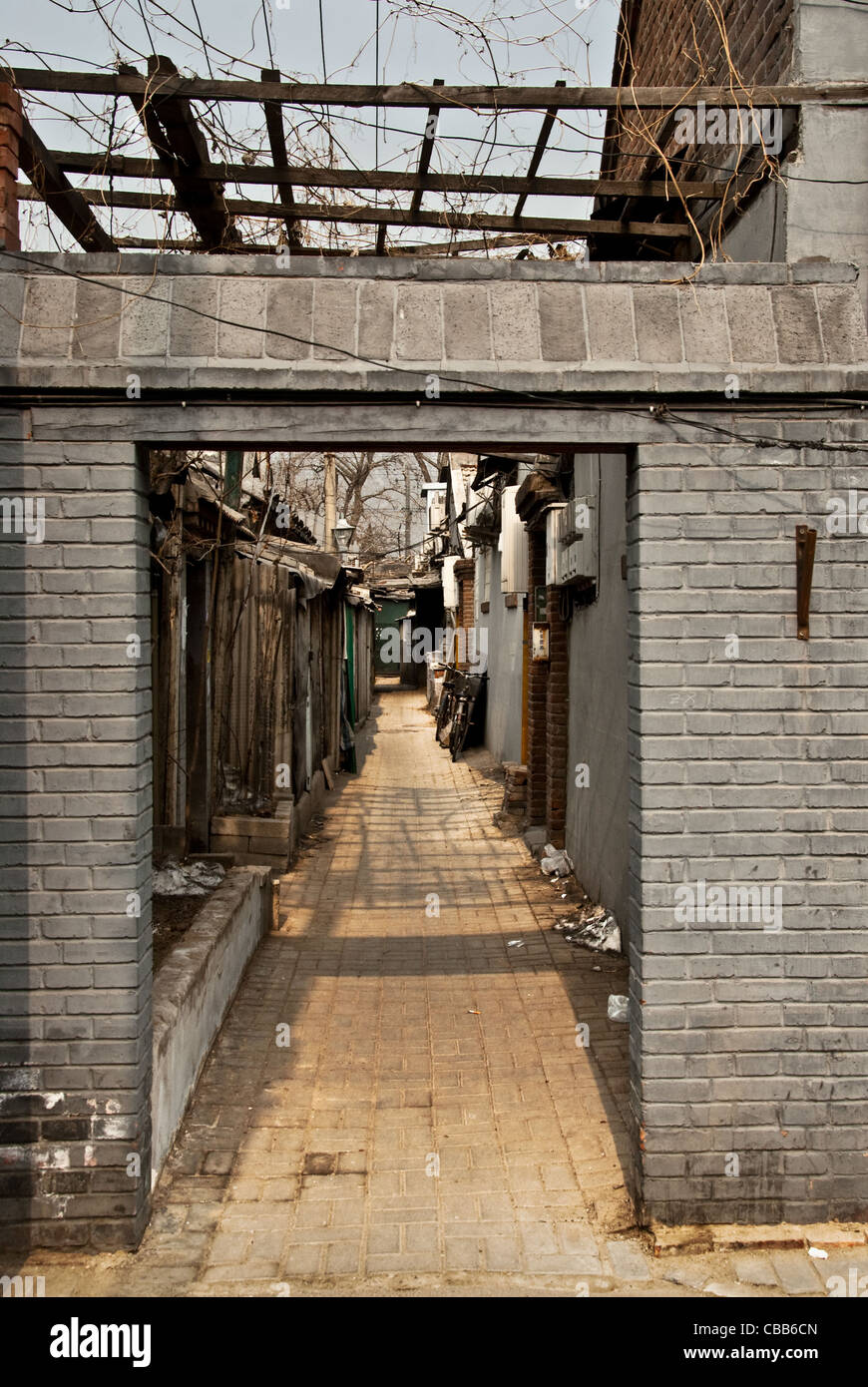 Ver en un hutong (callejón) de la antigua Beijing. Foto de stock