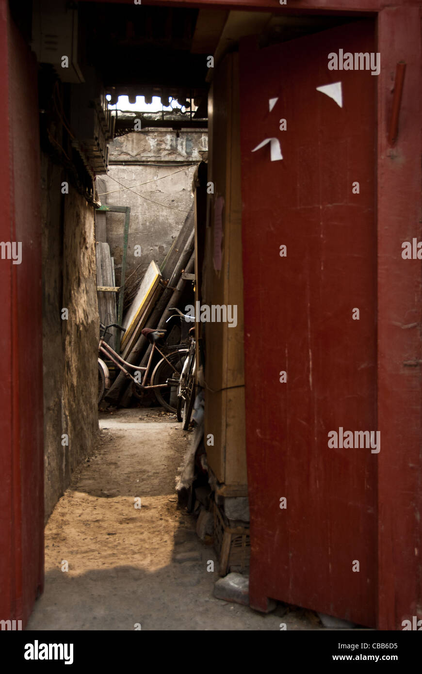 Entrada a un patio en un hutong (callejón) de la antigua Beijing. Foto de stock