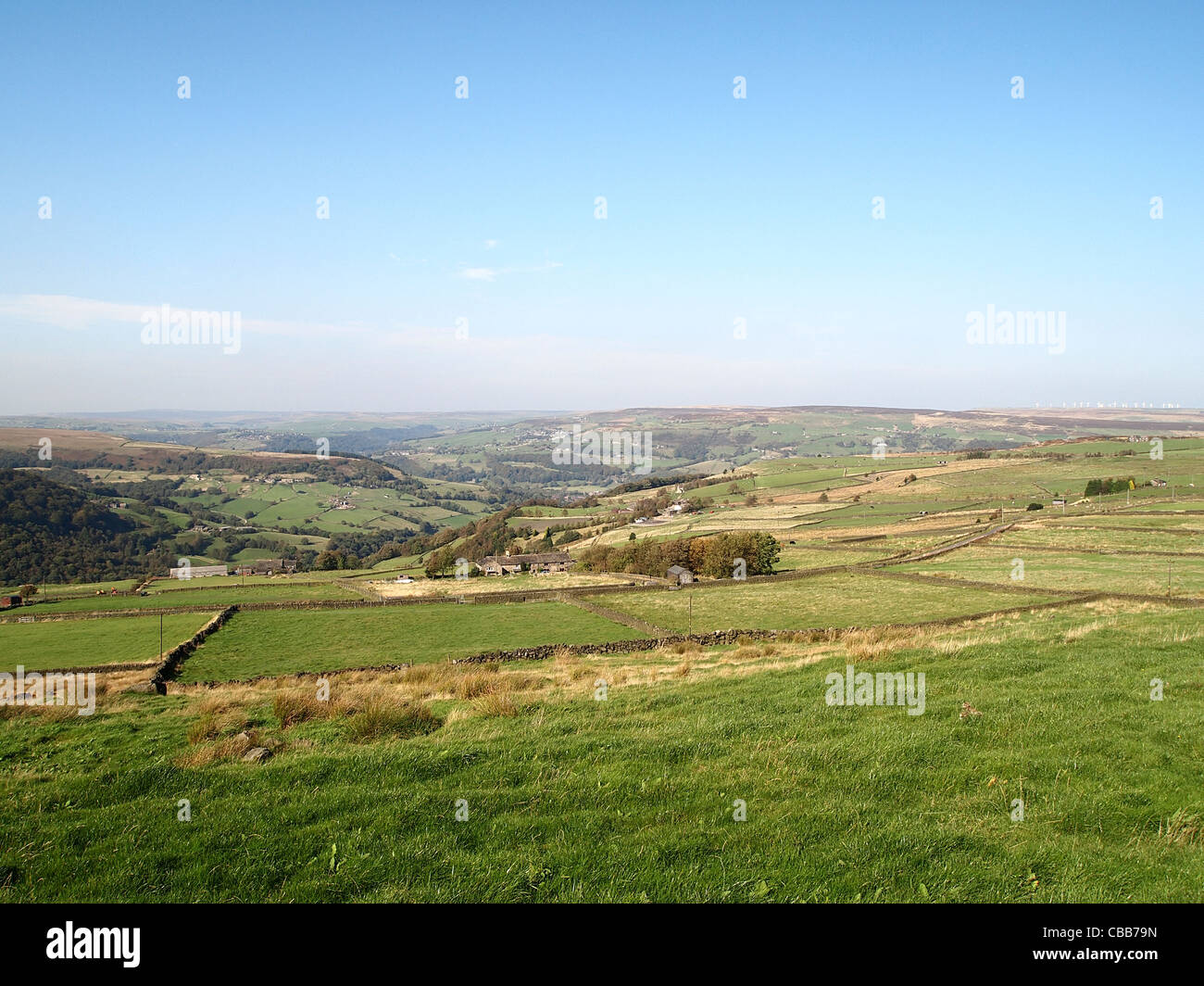 Vista hacia el noroeste a lo largo de Cragg Vale Valley y los moros más allá, Calderdale, West Yorkshire Foto de stock