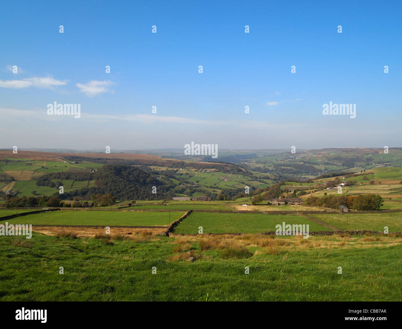 Vista hacia el noroeste a lo largo de Cragg Vale Valley y los moros más allá, Calderdale, West Yorkshire Foto de stock