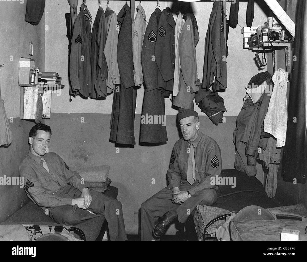 Nosotros aviadores relajarse en sus cuarteles. Europa. WW11 Foto de stock