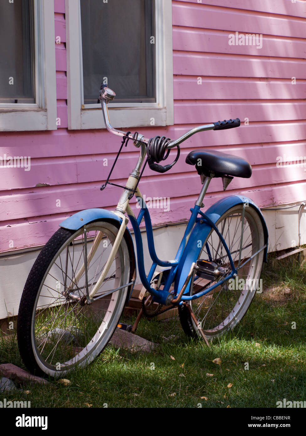 Bicicleta Azul estacionados al lado de la histórica casa rosada. dollhouse  fila en Telluride, Colorado. Cada casa está pintada con colores brillantes  Fotografía de stock - Alamy