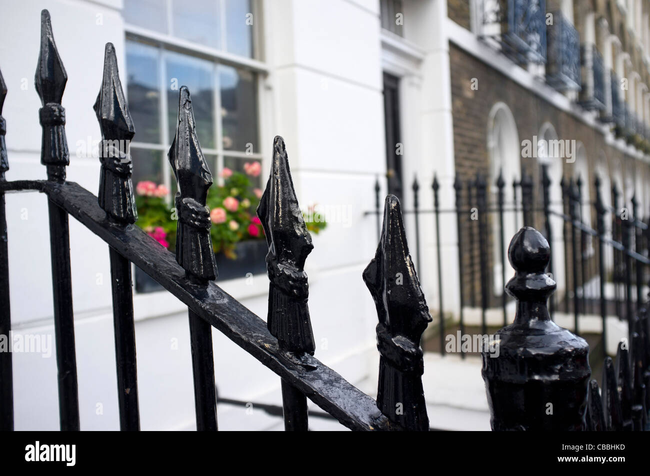 Verjas de hierro en una calle de Londres Foto de stock