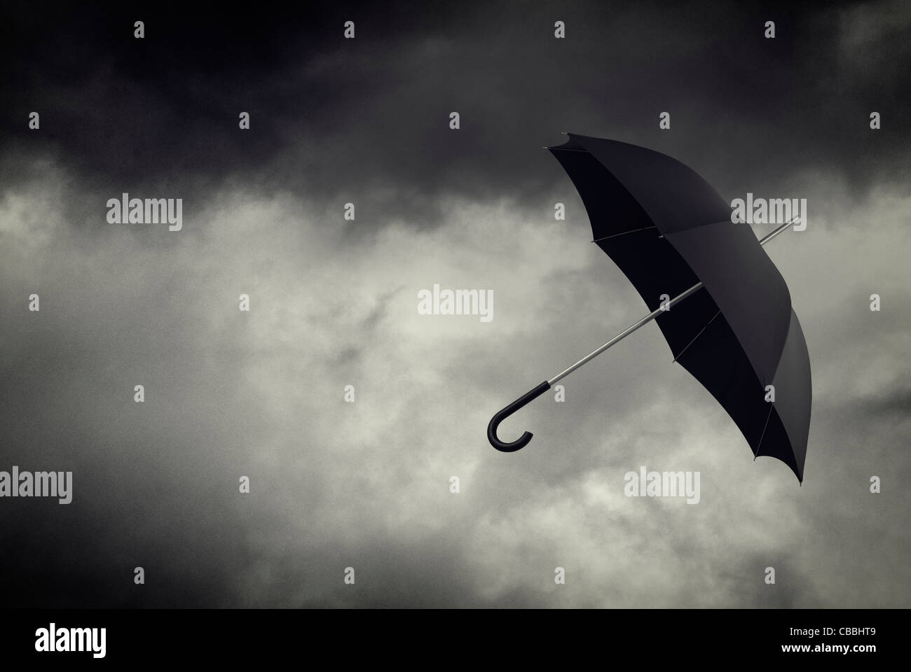 Paraguas flotando en el cielo tormentoso Foto de stock