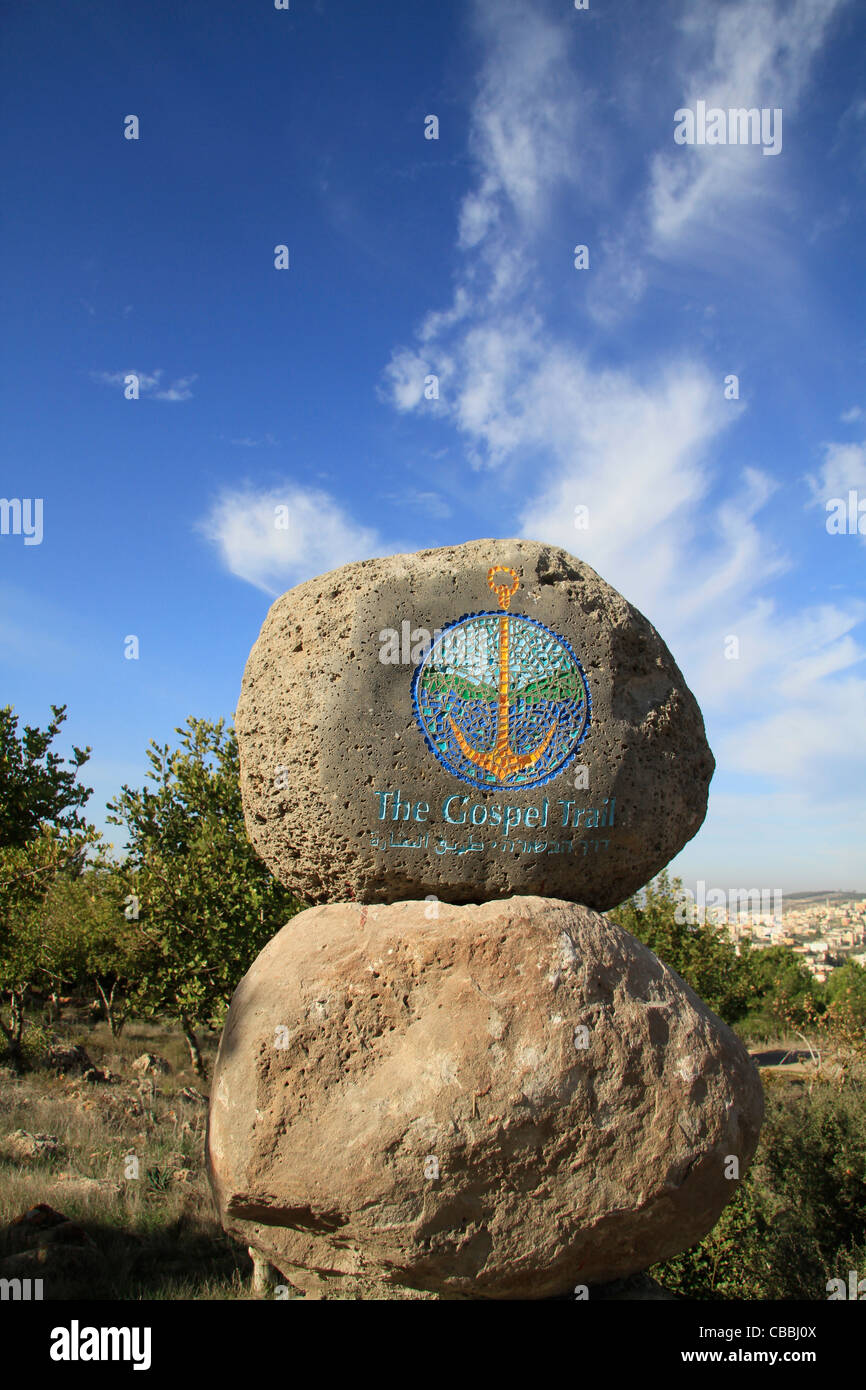 Israel, la Baja Galilea, el Evangelio Trail firmar en el monte precipicio Foto de stock
