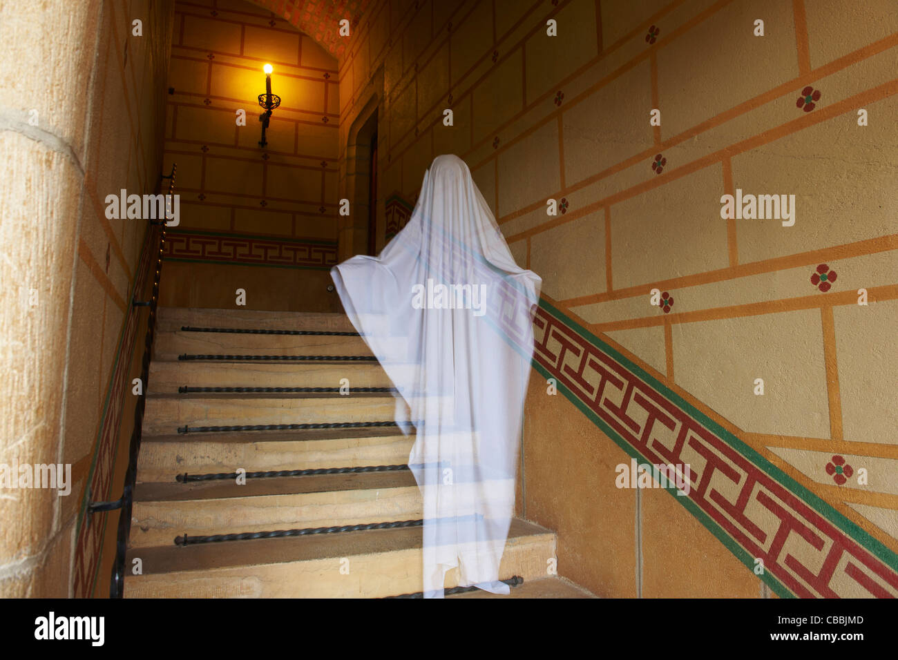 Fantasma en escaleras adornadas flotante Foto de stock