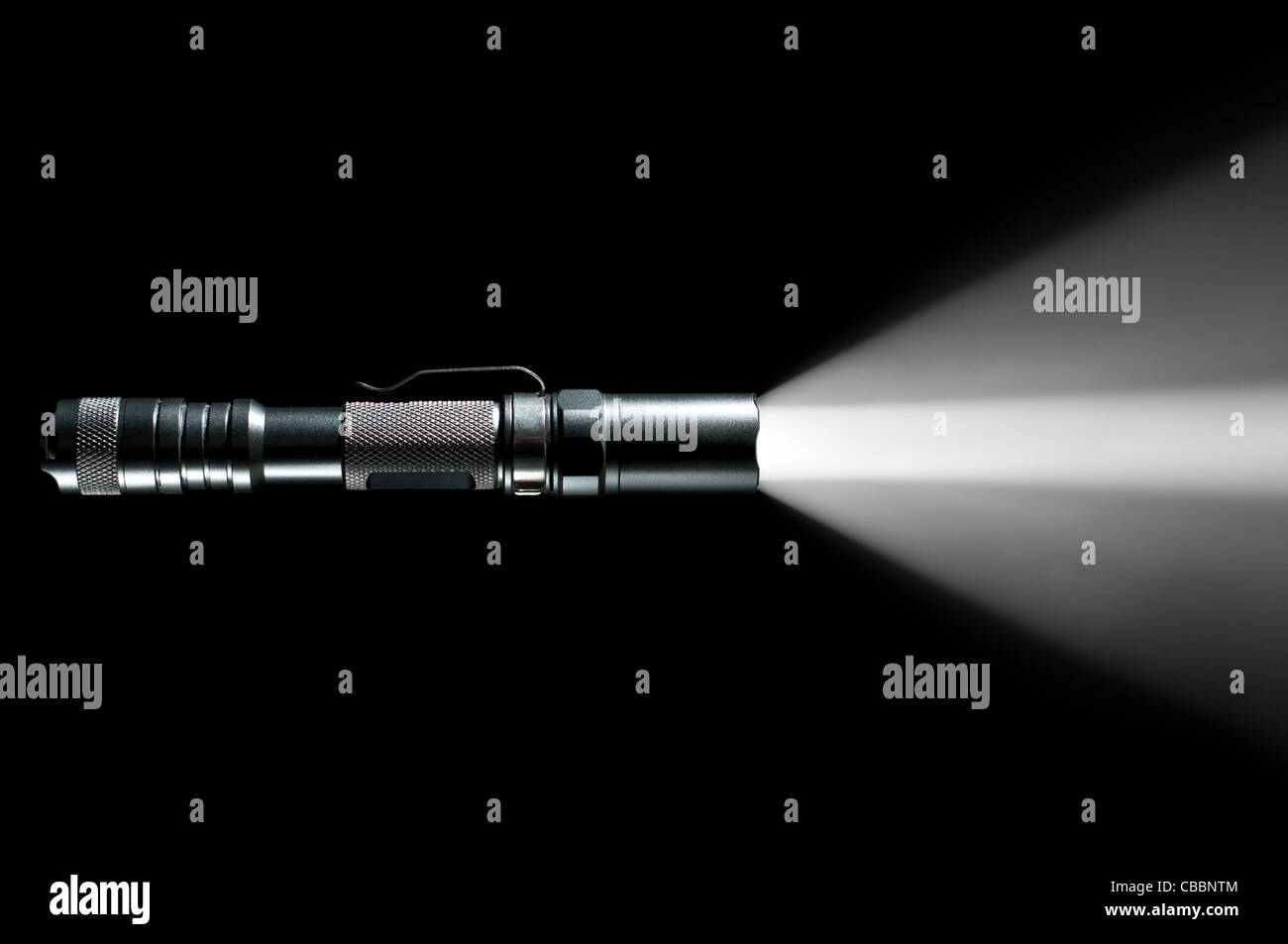 Linterna táctica policial y militar sobre fondo negro con haz de luz  visible Fotografía de stock - Alamy