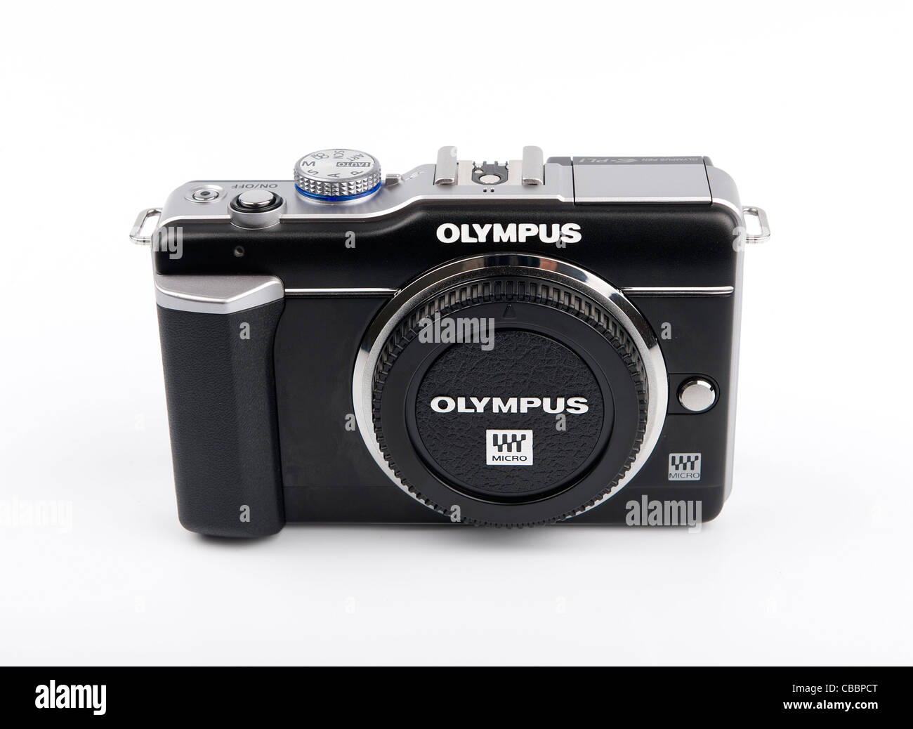 Olympus E-PL1 cuerpo de cámara digital recorte sobre fondo blanco. Foto de stock