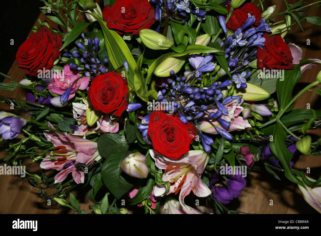 Bouquet de rosas rojas, Rosas, lirios y agapantos azules Fotografía de  stock - Alamy
