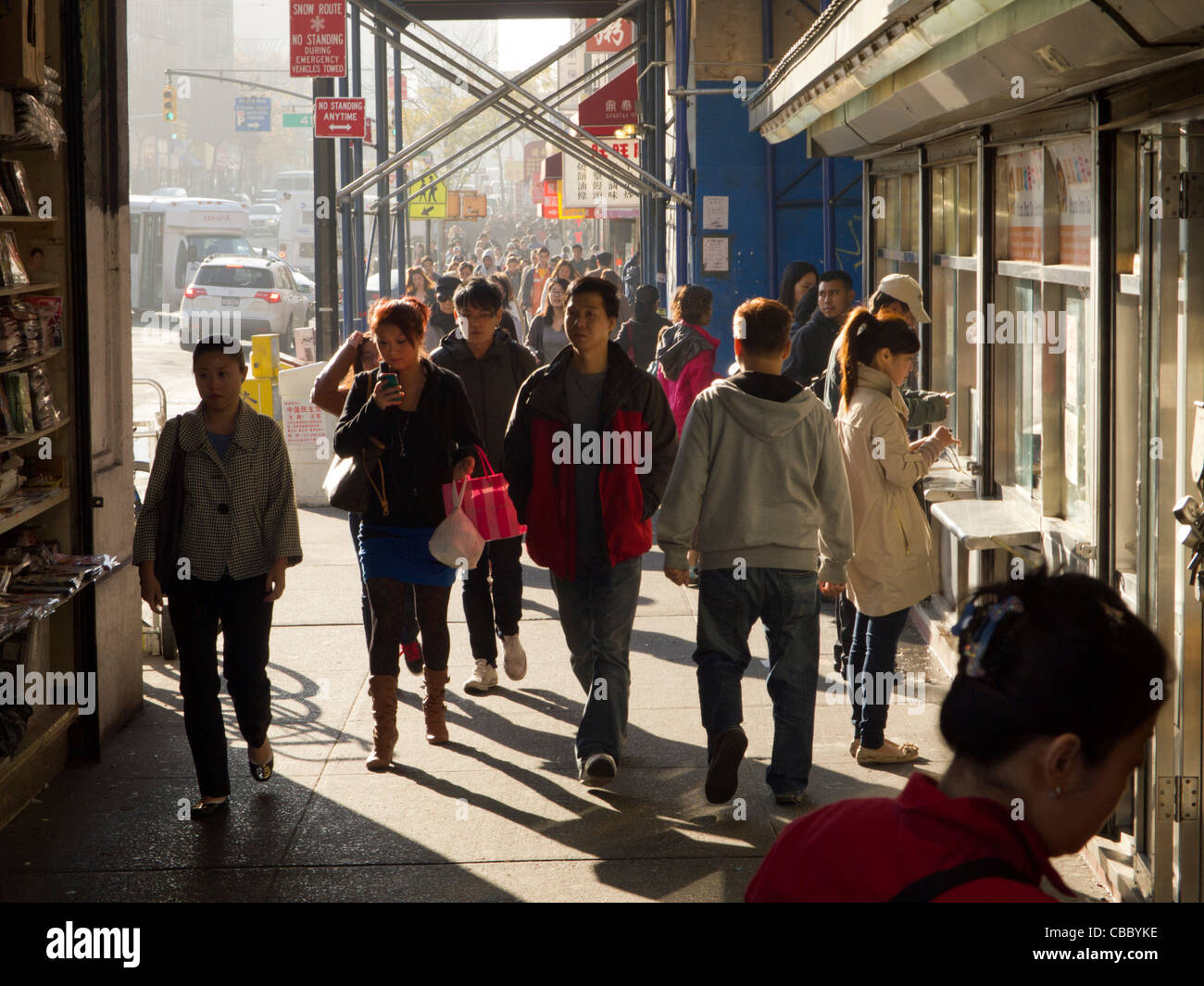 Las multitudes en la calle Main Street, Flushing, NY Foto de stock