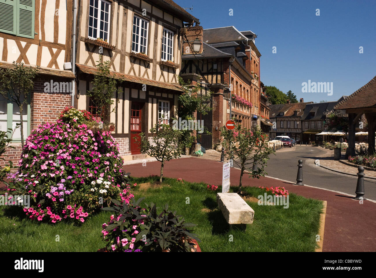 Elk196-1149, Normandía, Francia Lyons La Foret, edificios de la plaza principal Foto de stock