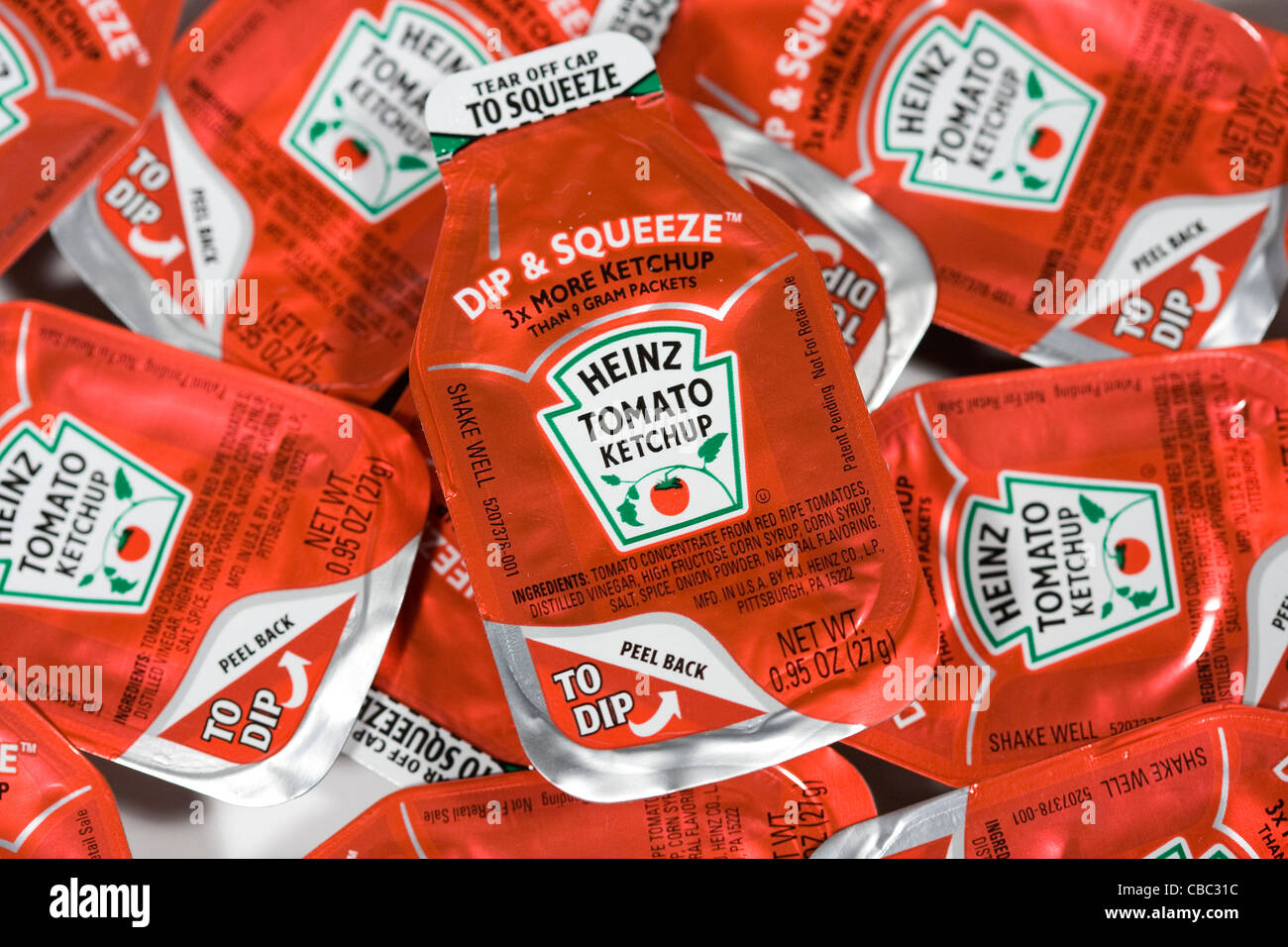 El nuevo estilo de los paquetes de Ketchup Heinz. Foto de stock
