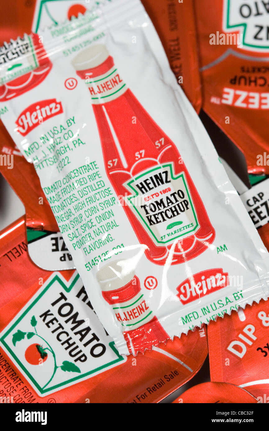 El nuevo estilo de los paquetes de Ketchup Heinz. Foto de stock