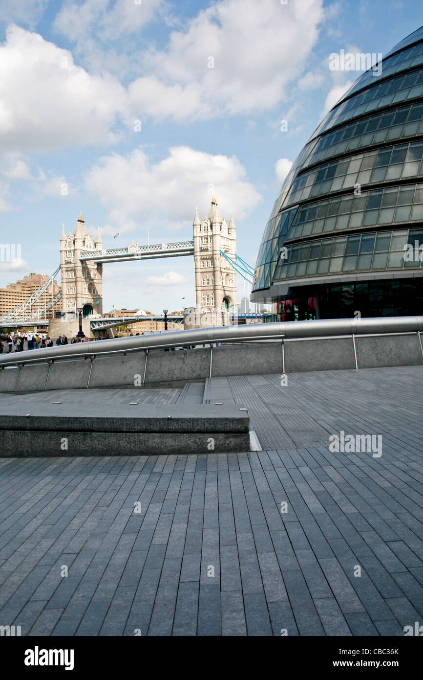 Una vista hacia el Tower Bridge de Londres, con la GLA el edificio del Ayuntamiento, en el lado derecho Foto de stock