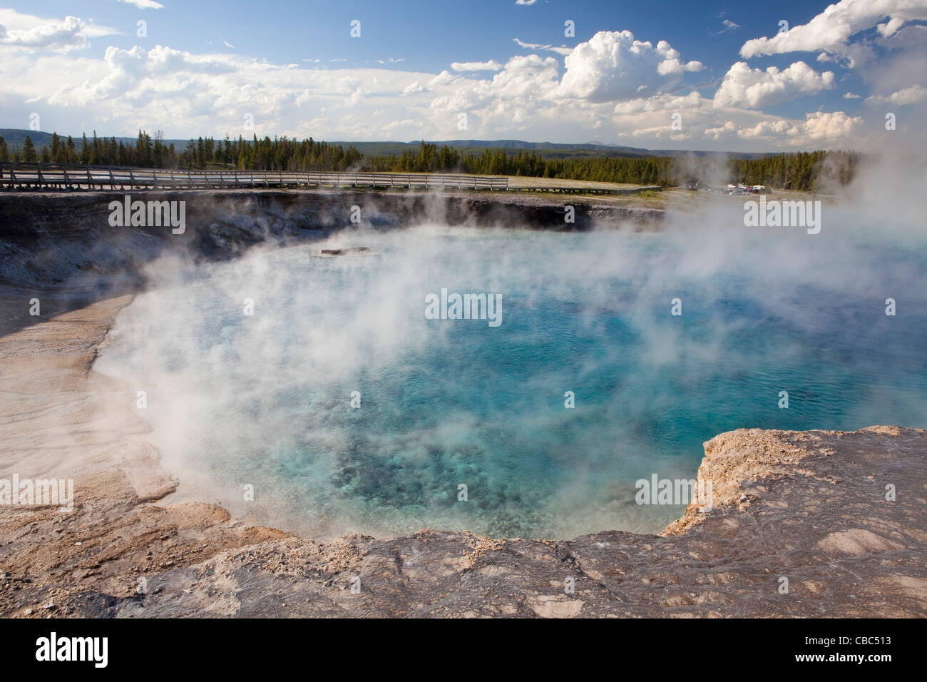 Excelsior geyser piscina y paseo en el parque nacional de Yellowstone. Foto de stock