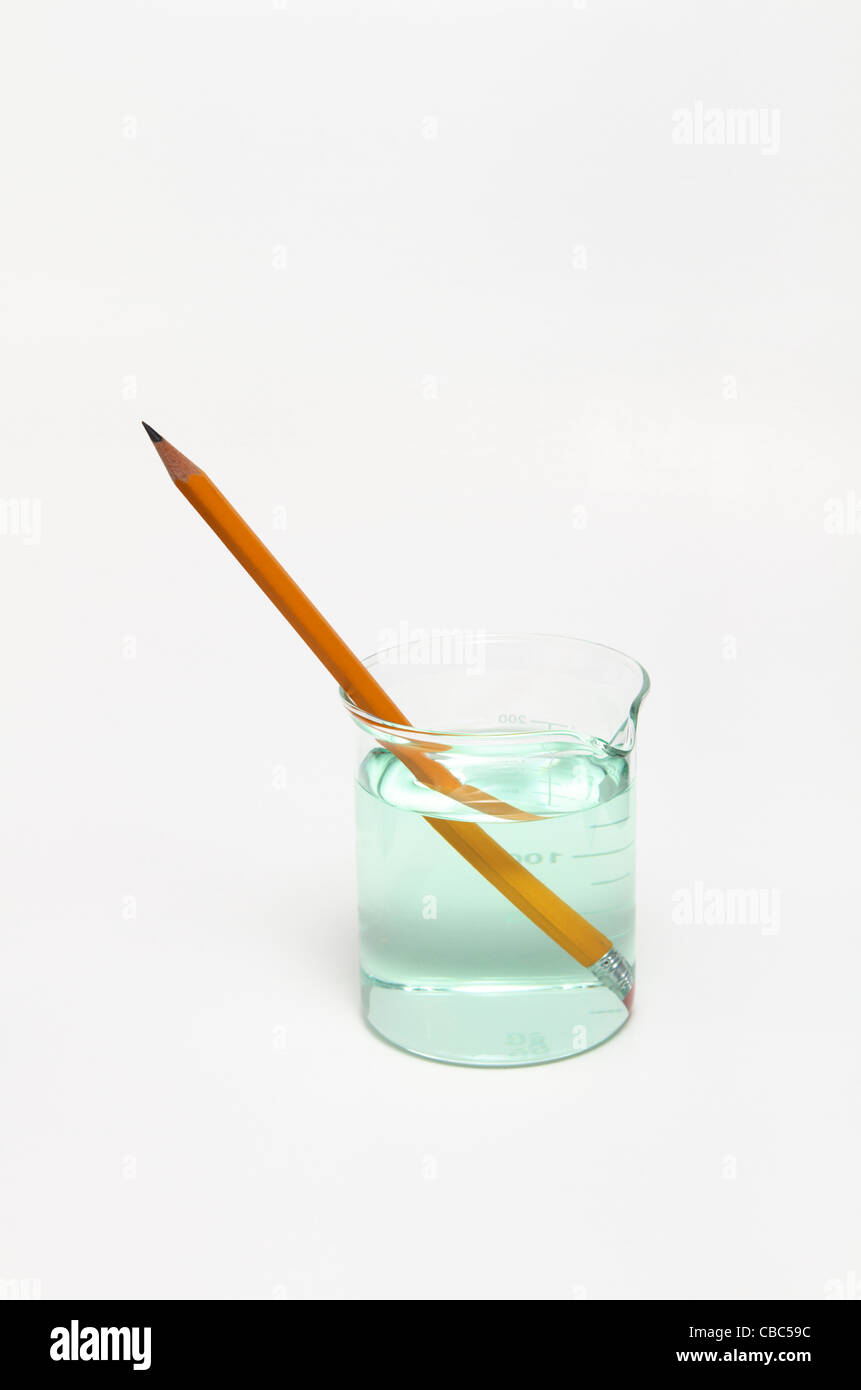 Fiel sensación reporte Lápiz en un vaso de precipitado con agua Fotografía de stock - Alamy