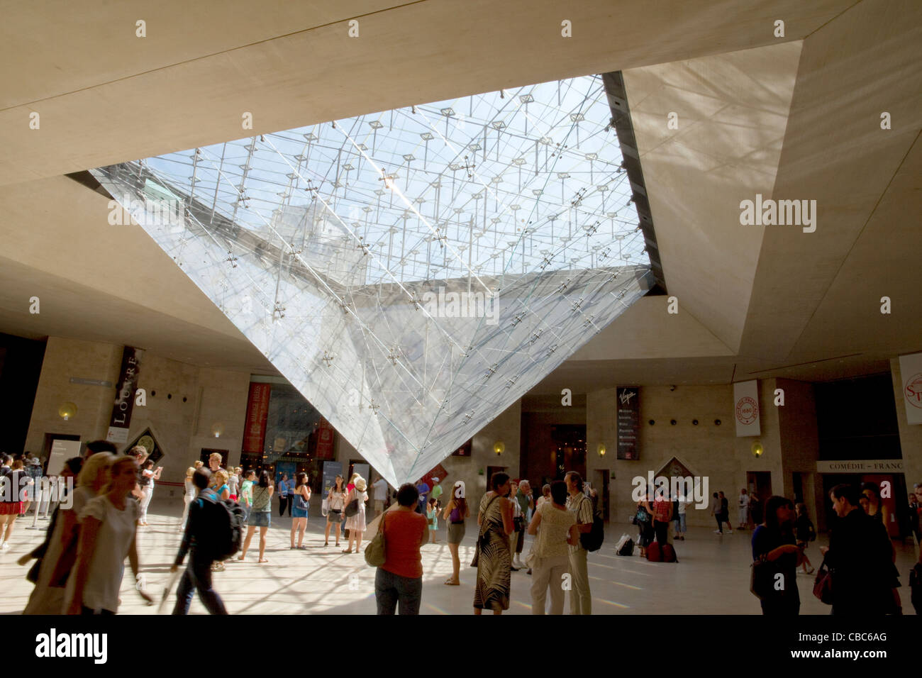 IM Pei Pirámide de Cristal del Louvre giró en el Louvre Mall Foto de stock
