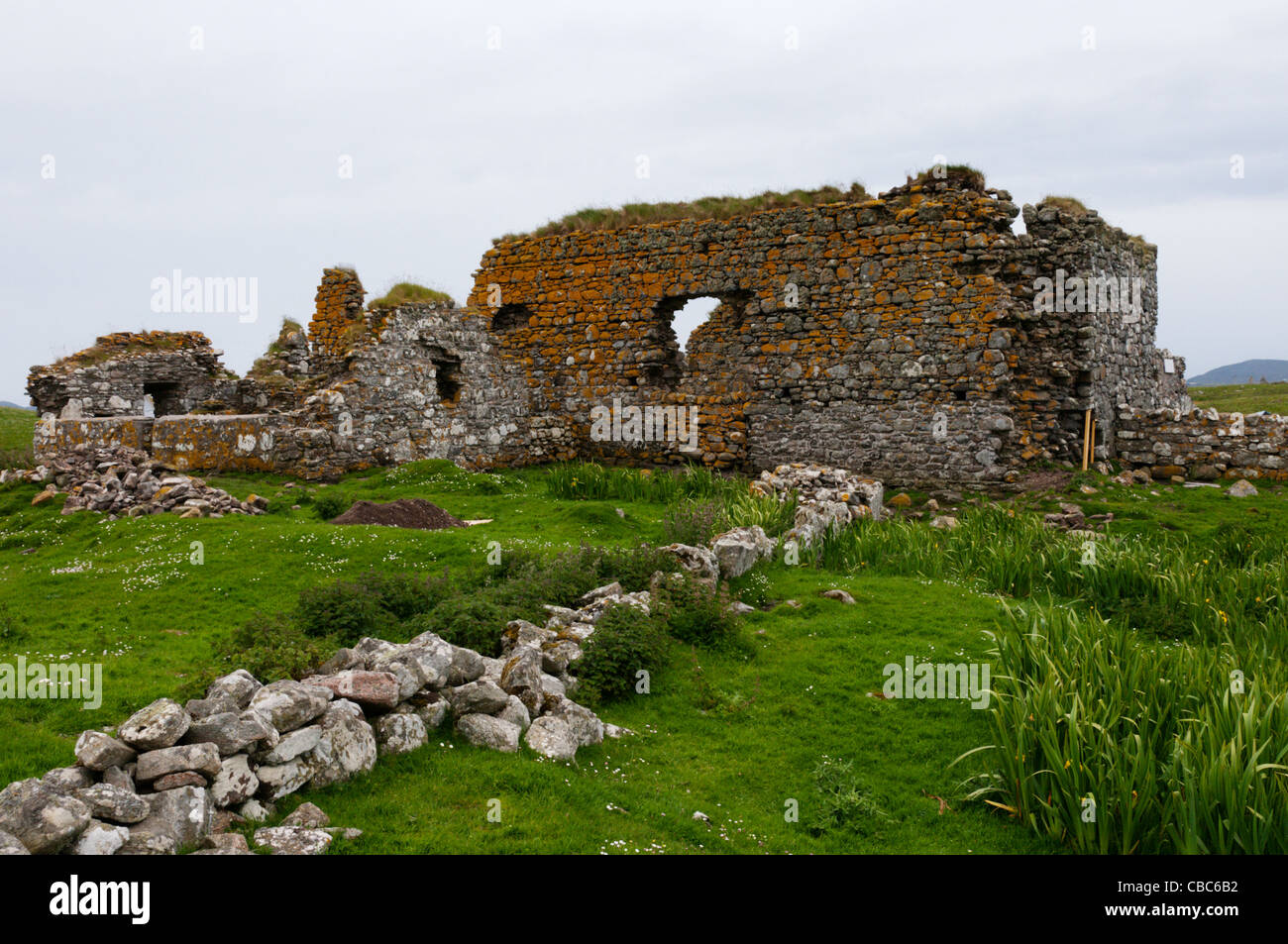 Las ruinas del siglo XIII Teampull na Trionaid iglesia en Carinish en la isla de North Uist Hebridean Foto de stock