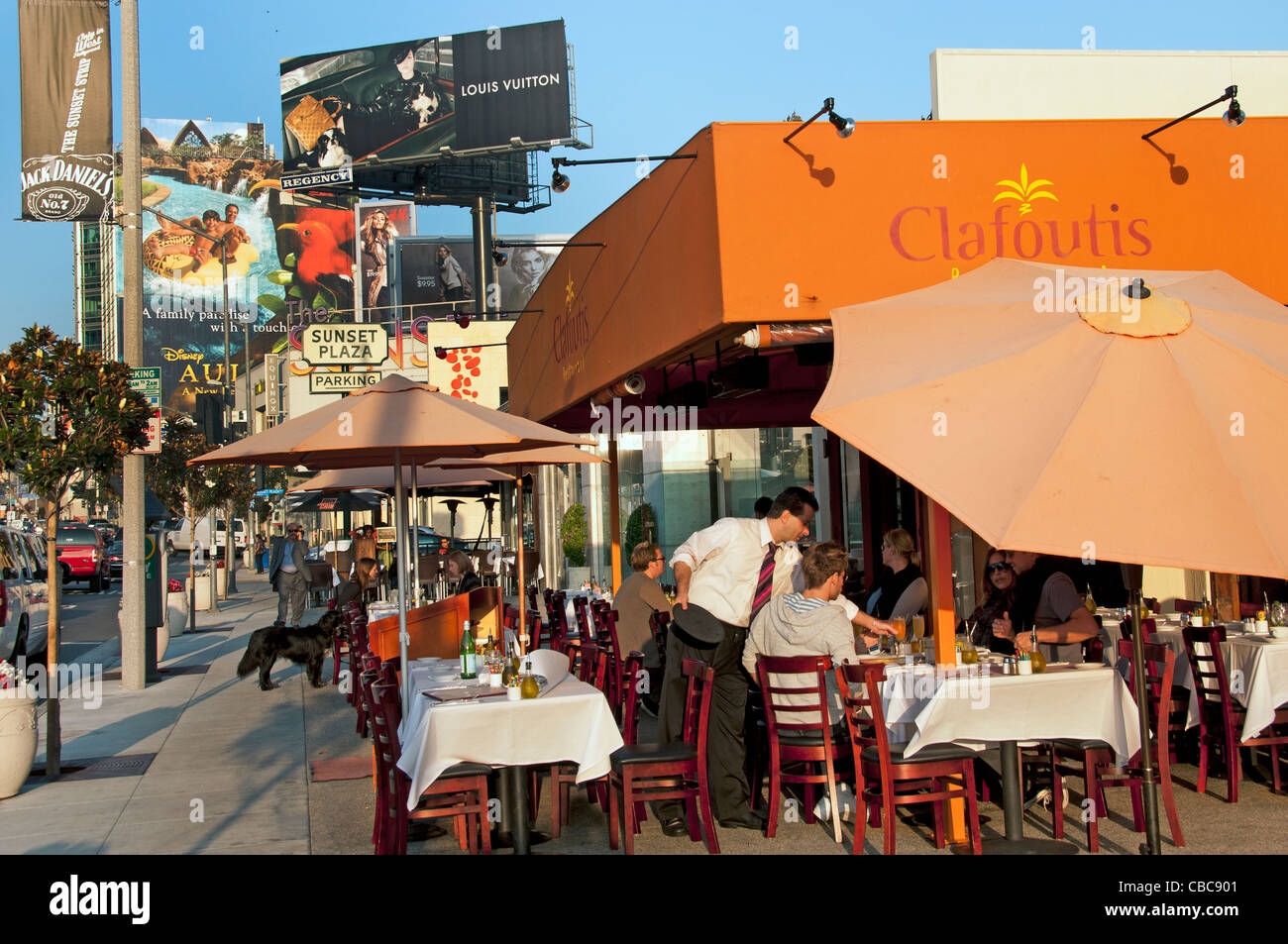 Sunset Plaza Restaurante Bar pavimento Clafoutis Sunset Boulevard Beverly Hills en Los Ángeles, Estados Unidos - Los Angeles Foto de stock