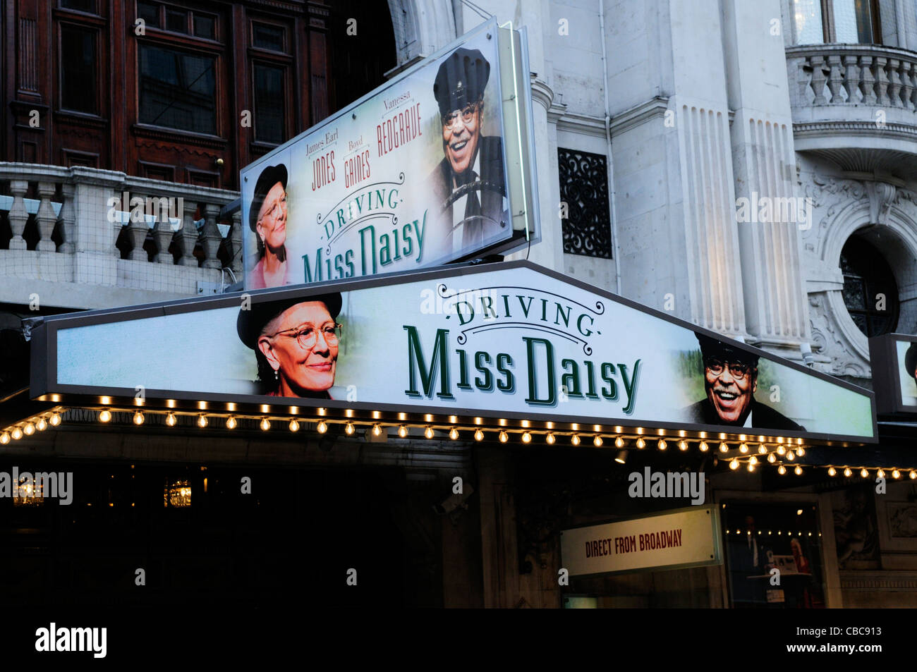 Driving Miss Daisy Billboard en el Wyndham's Theatre, Charing Cross Road, Londres, Inglaterra, Reino Unido. Foto de stock