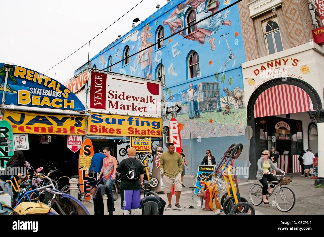 Venice Beach, California Alquiler de bicicletas Skates Furfing Estados Unidos - Los Angeles Foto de stock