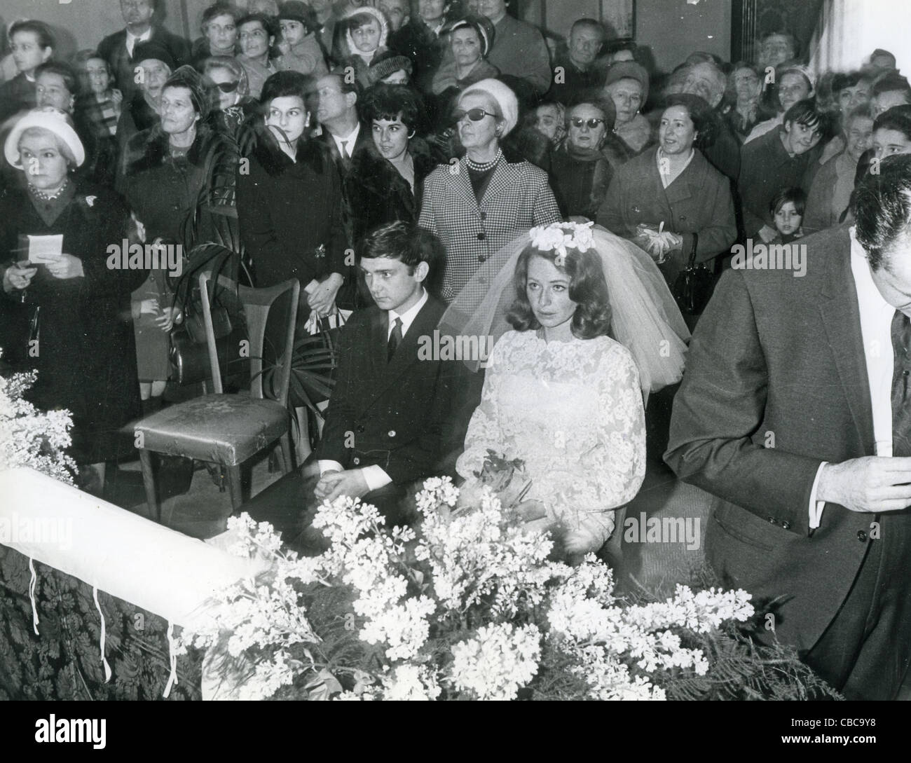 GENE PITNEY nosotros la cantante pop se casa con su esposa Lynne en 1966 mientras que aparecen en el Festival de San Remo Foto de stock