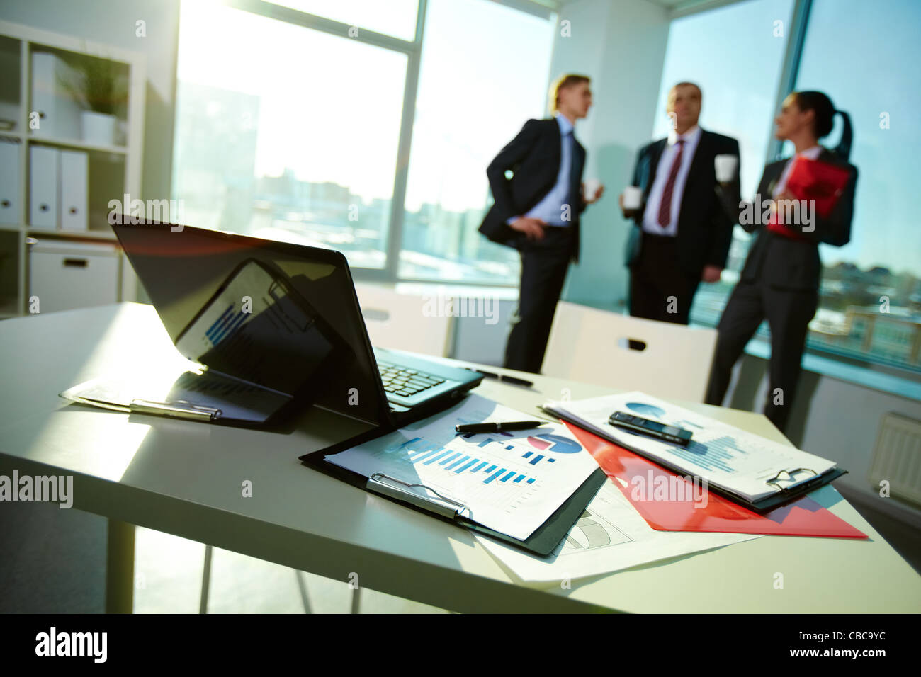 Imagen de los documentos empresariales en lugar de trabajo con tres