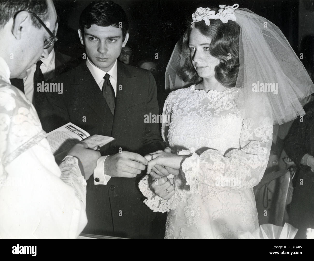 GENE PITNEY nosotros la cantante pop se casa con su esposa Lynne en 1966 mientras que aparecen en el Festival de San Remo Foto de stock
