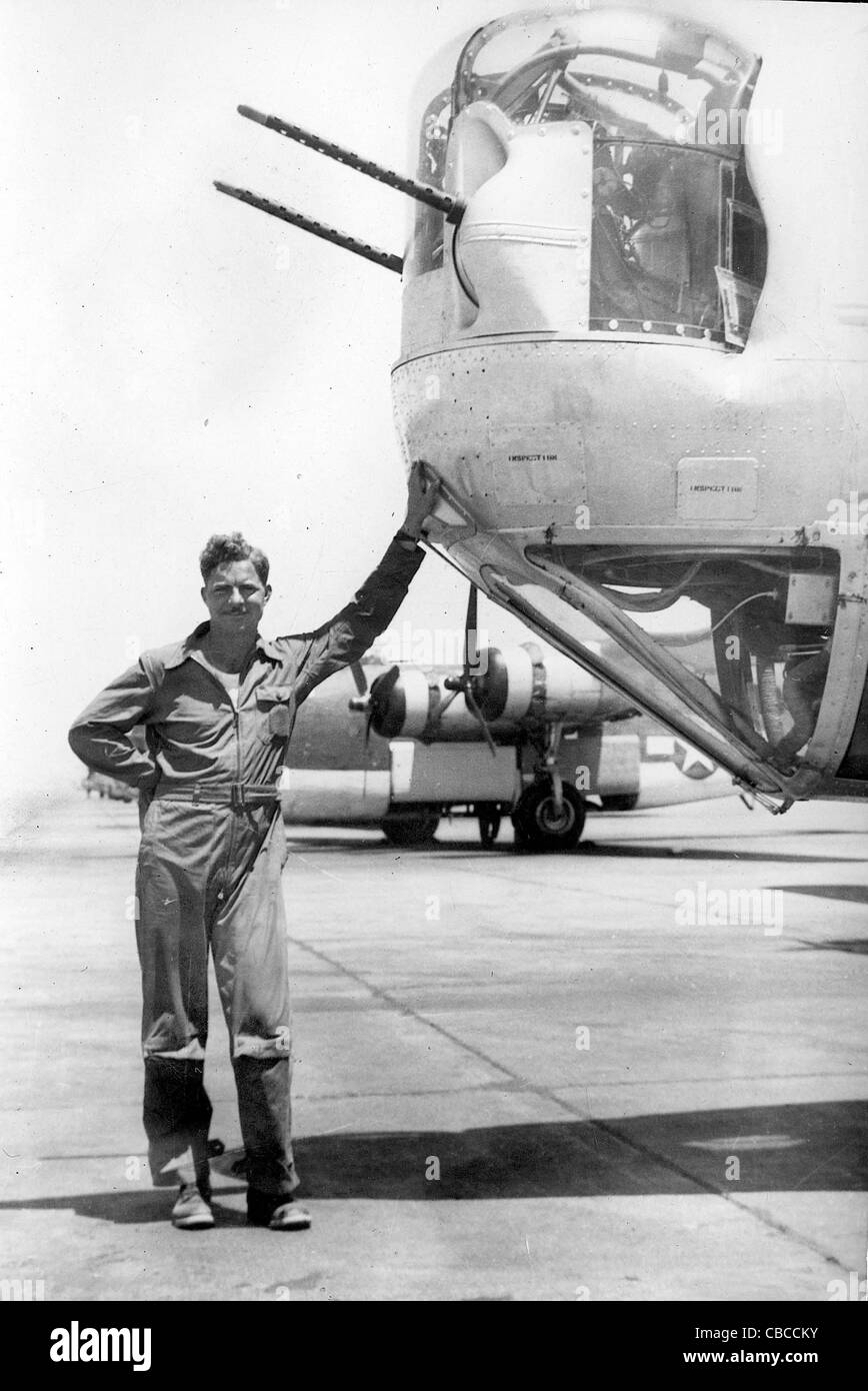 Un WW11 USAAF tripulante poses por la nariz de un avión B24 Liberator Foto de stock