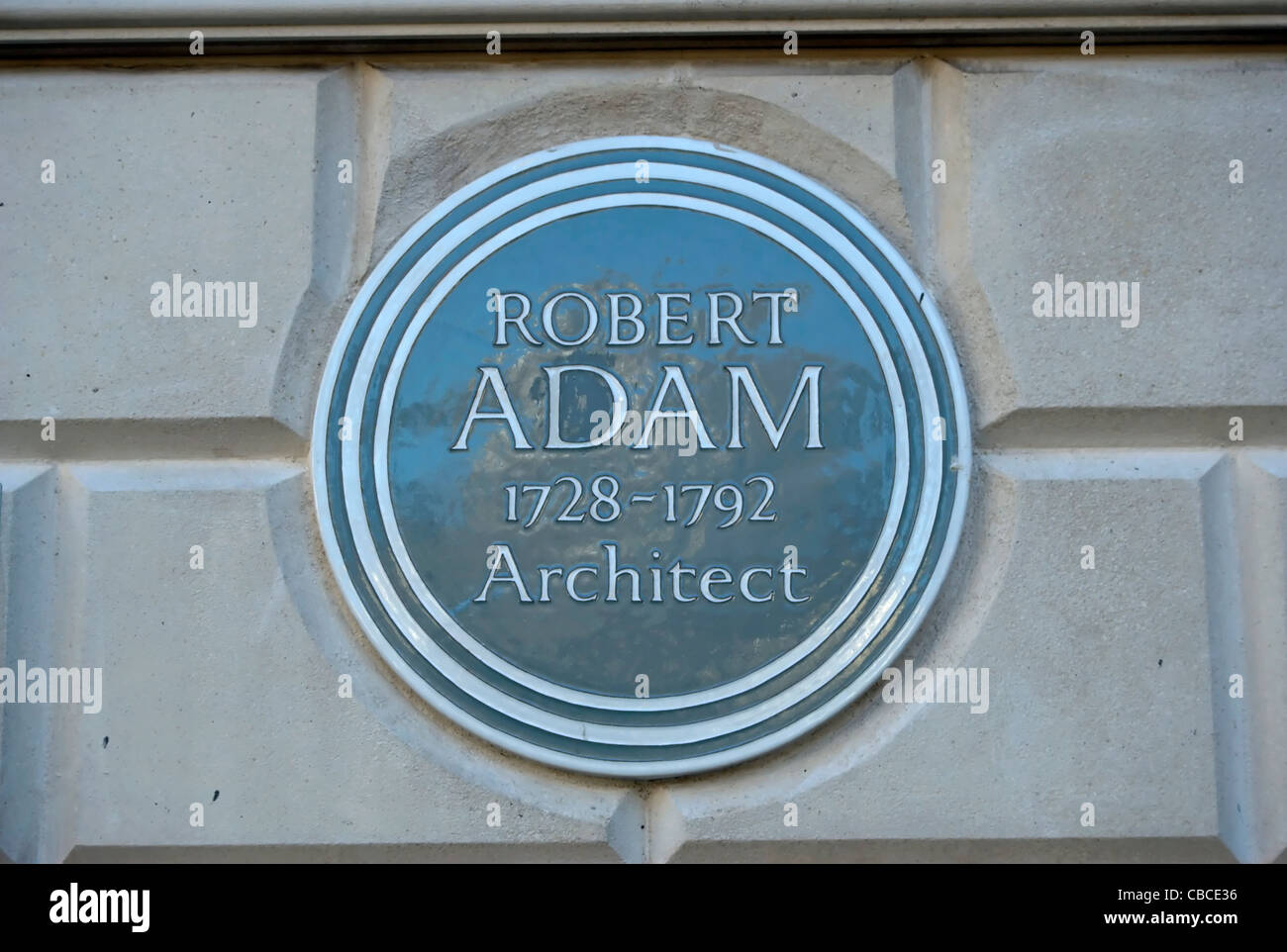 Placa marcando una casa diseñada por Robert Adam en Fitzroy Square, Londres, Inglaterra, que ahora es ocupada por la firma arquitectónica, ARUP Foto de stock