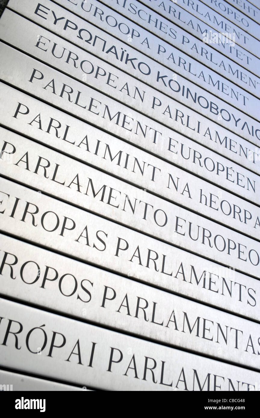 Detalle de la entrada del Parlamento Europeo en Bruselas, Bélgica escrito en todos los idiomas europeos. Foto de stock