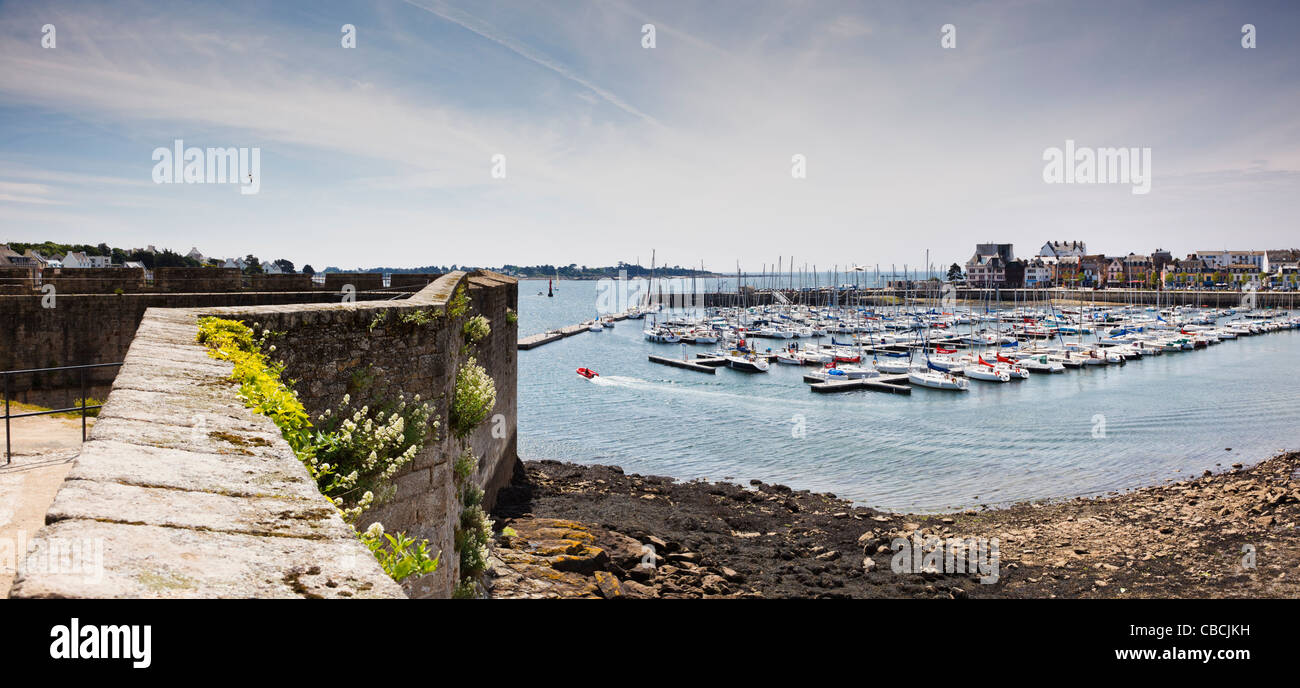 Paredes y puerto de Concarneau, Finisterre, Bretaña, Francia Foto de stock