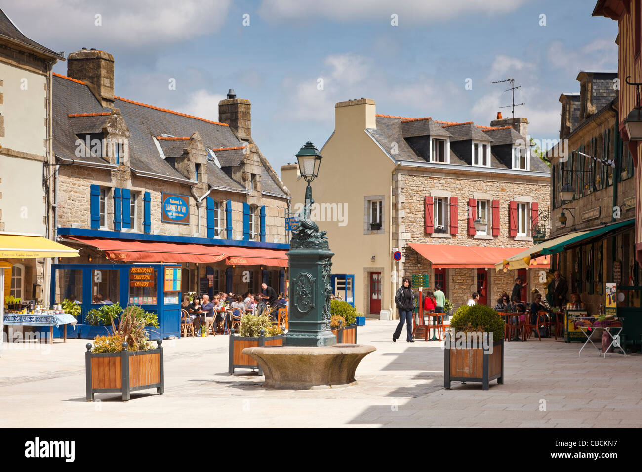 Bretaña - la plaza de la ciudad vieja, Concarneau, Finisterre, Bretaña, Francia Foto de stock