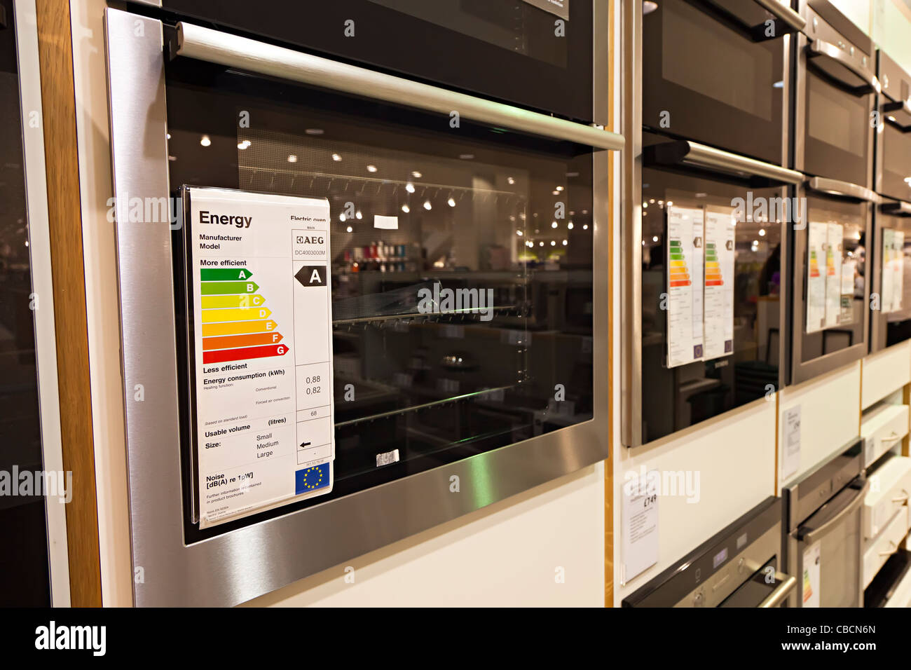 Calificación de eficiencia energética de los hornos eléctricos en la tienda UK Foto de stock