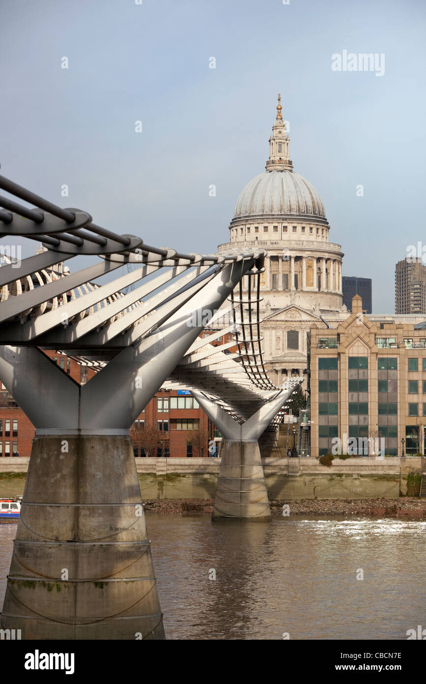 El puente del milenio con la Catedral de San Pablo, la cúpula en el fondo, Londres, Inglaterra, Reino Unido, Gran Bretaña, GB Foto de stock