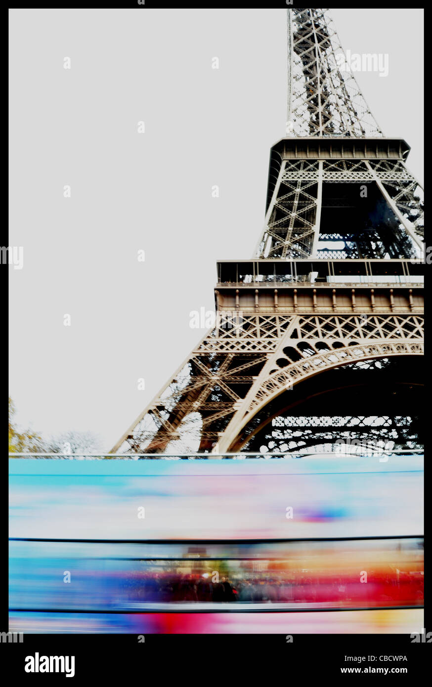 La torre Eiffel, con una velocidad de obturación lenta Foto de stock