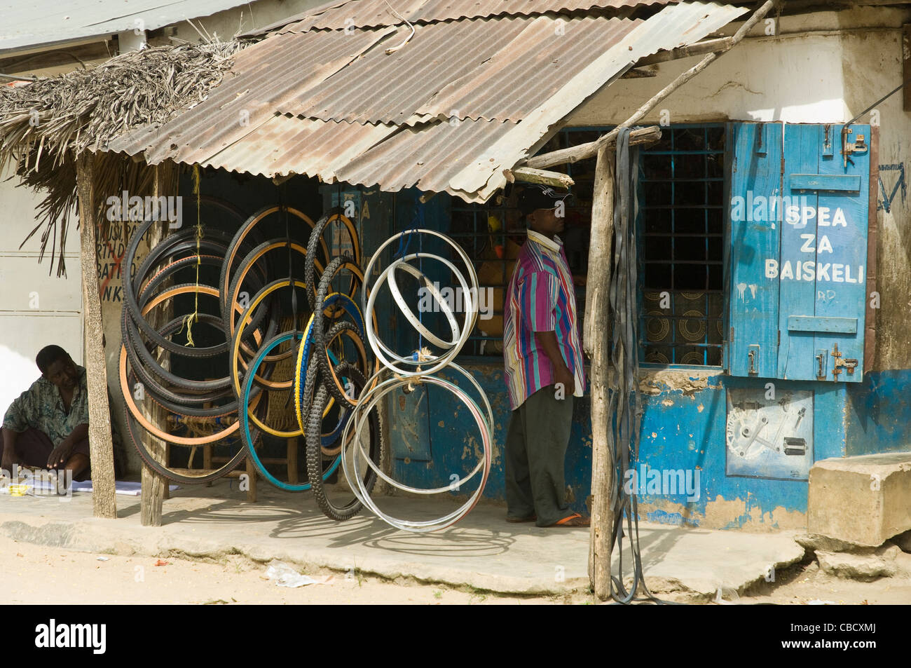 Quiosco con piezas de repuesto de bicicleta Bagamoyo región costera de Tanzania Foto de stock