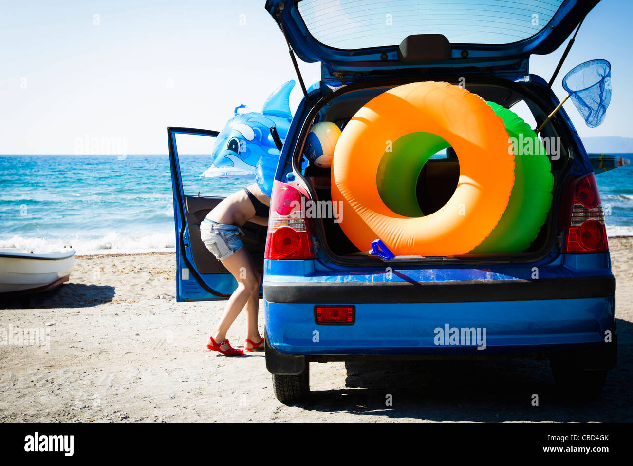 Descarga mujer juguetes de playa de alquiler Foto de stock