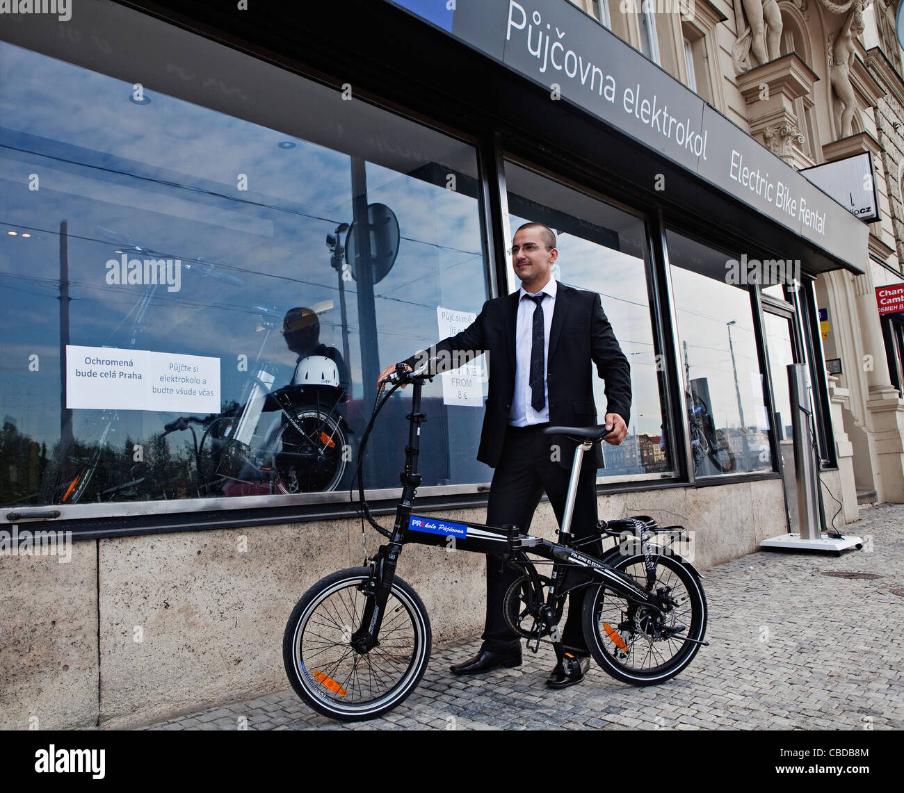 Bicicleta eléctrica, energía eléctrica bicicleta, ciclista urbano, ciudad,  transporte. (CTK Foto/Josef Horazny) Modelo liberado, señor Fotografía de  stock - Alamy