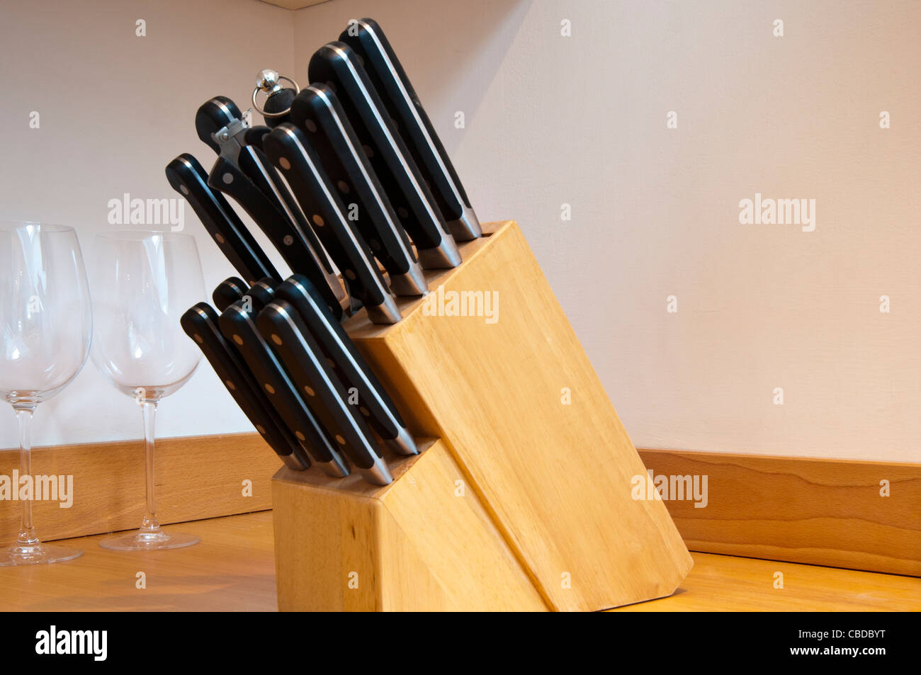 Cuchillo de cocina bloques de madera de madera con cuchillos Foto de stock