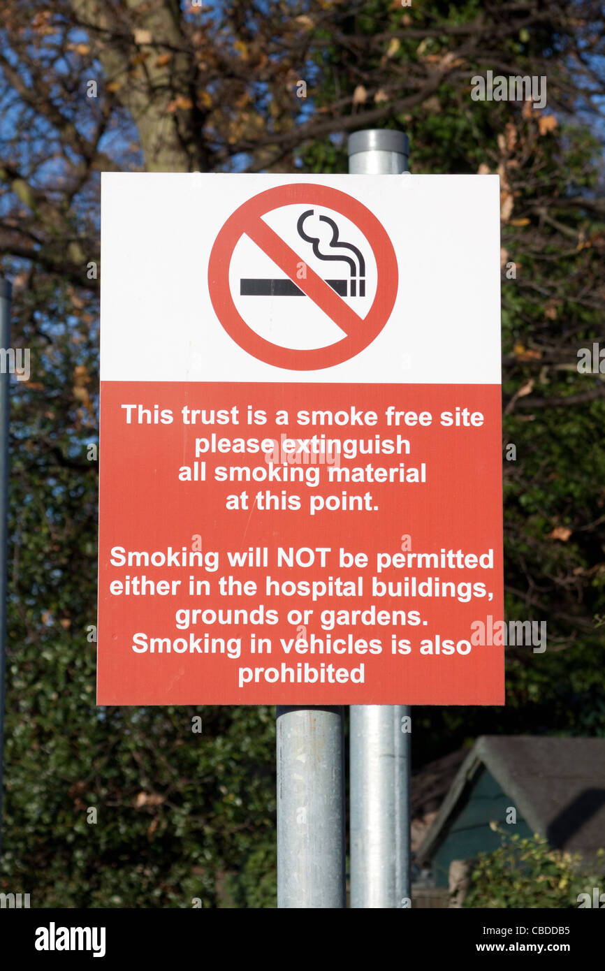 Un signo de no fumar en el Frimley Park Hospital Foto de stock