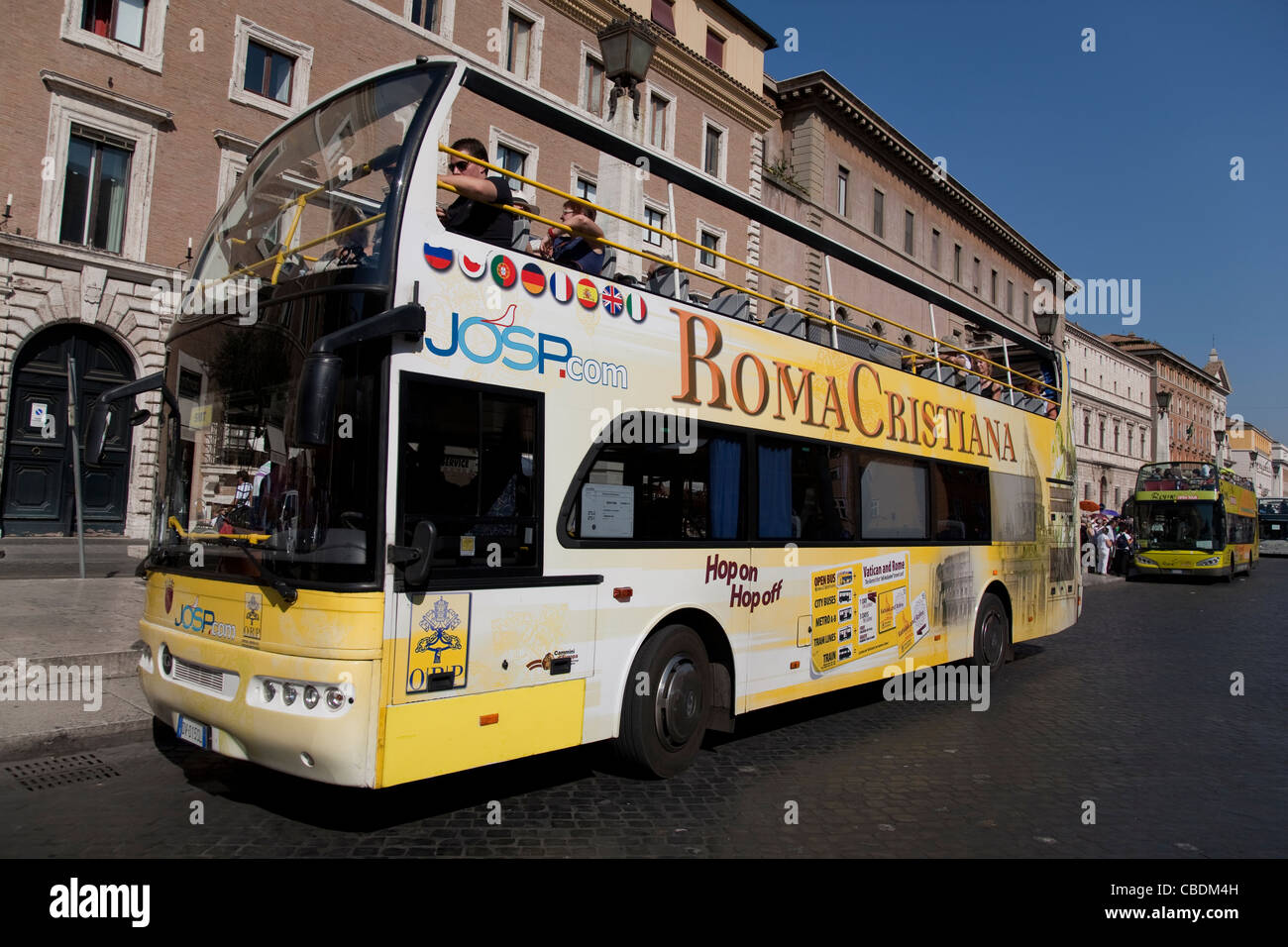 Autobús turístico en la Via della Conciliazione Street, el Vaticano, Roma, Italia Foto de stock