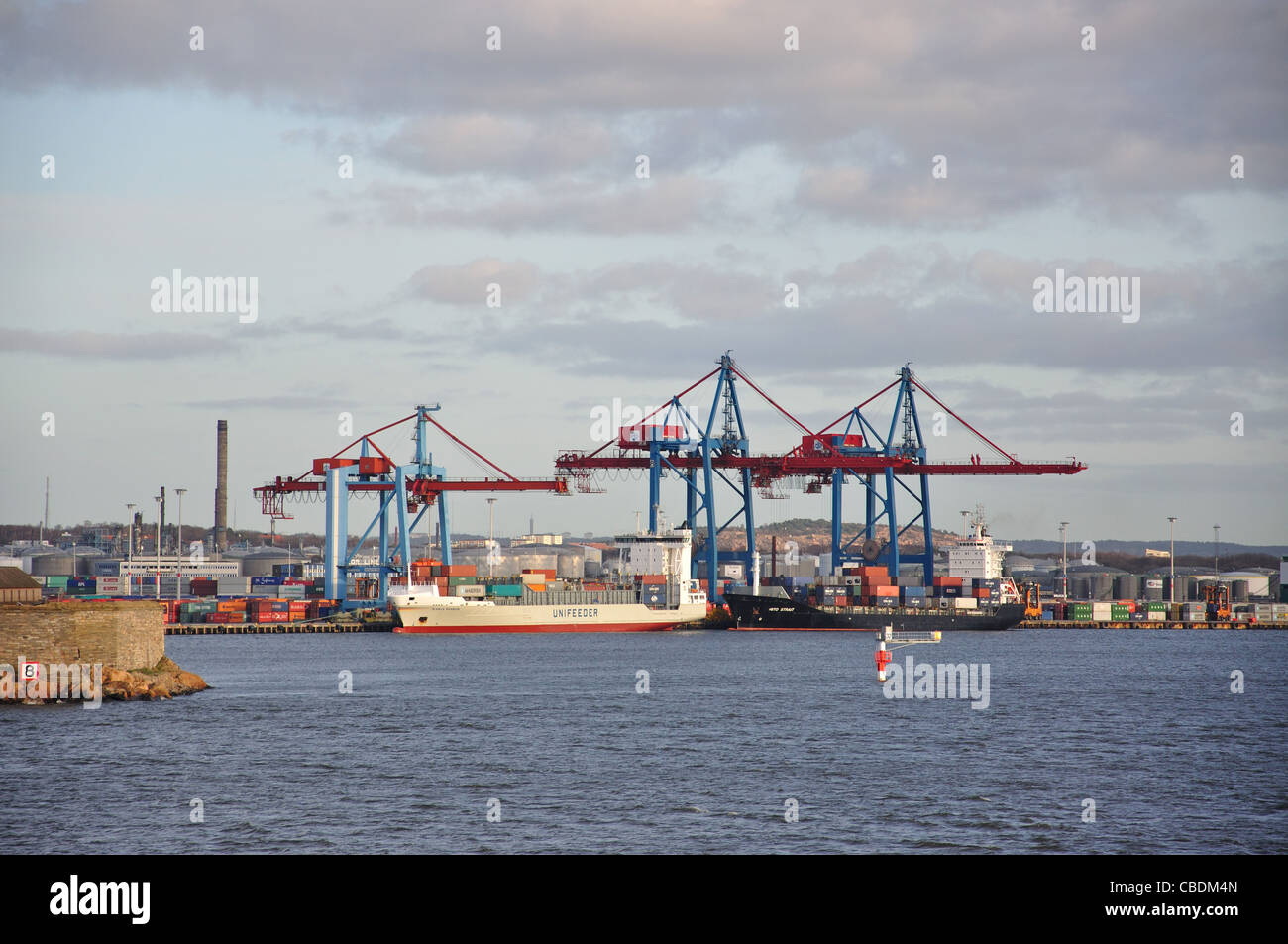 Barcos de contenedores en la terminal de contenedores, el puerto de Gotemburgo, en Gotemburgo, en la provincia de Västergötland & Bohuslän, Reino de Suecia Foto de stock