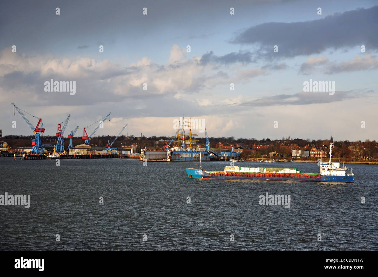 Barco acercándose a la entrada al Canal de Kiel, Schleswig-Holstein, República Federal de Alemania. Foto de stock