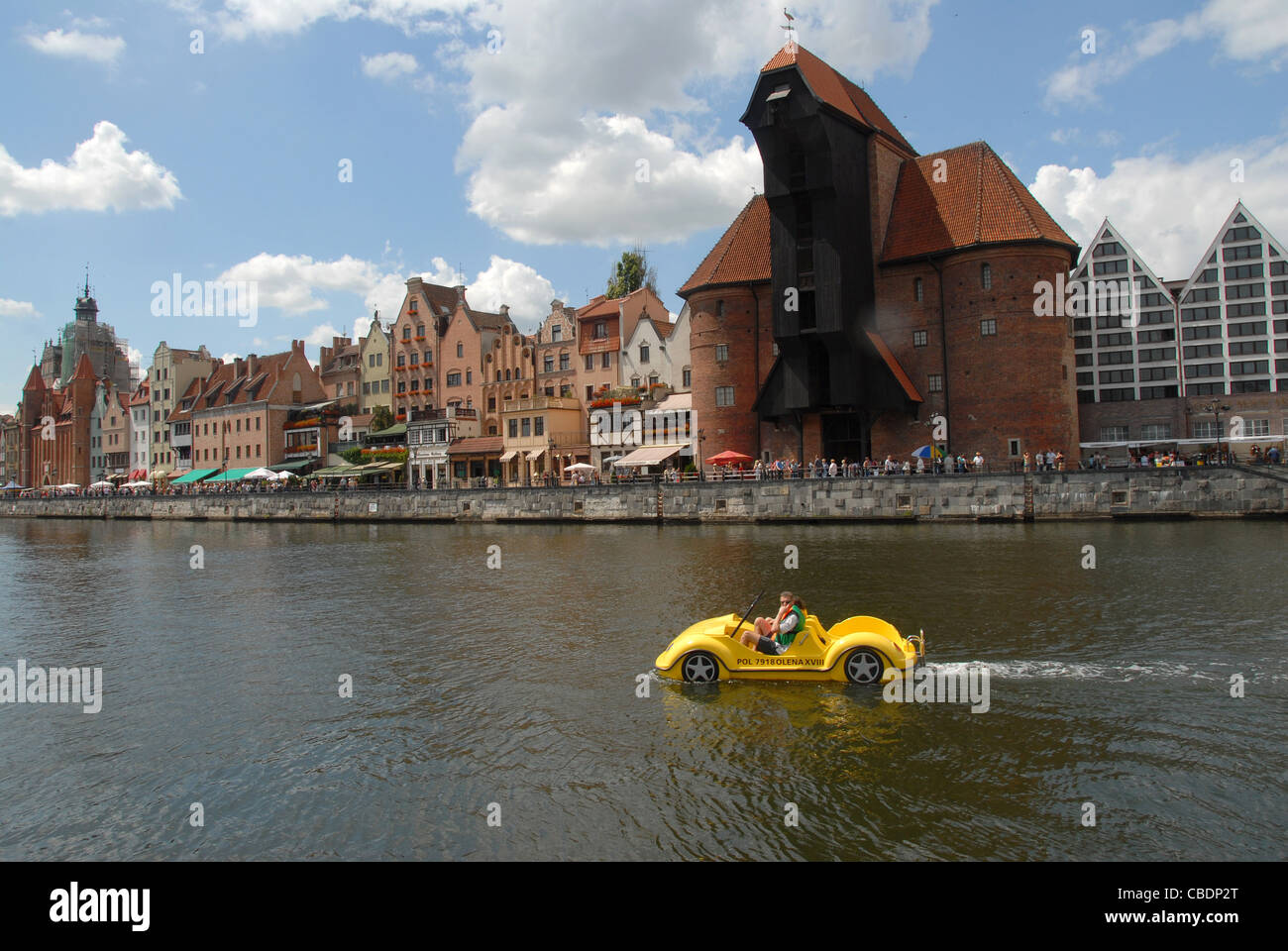 Vista desde Oliwianka hacia Stare Miasto, el casco antiguo de Gdansk (Danzig, con coche divertido con forma de barco en el Motlawa Foto de stock
