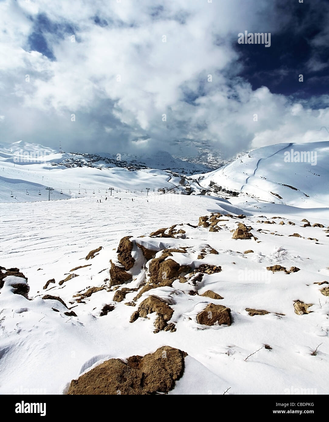 Paisaje invernal de alta montaña con ventisca de nieve y fresco, cielo azul, naturaleza hermosa imagen Foto de stock