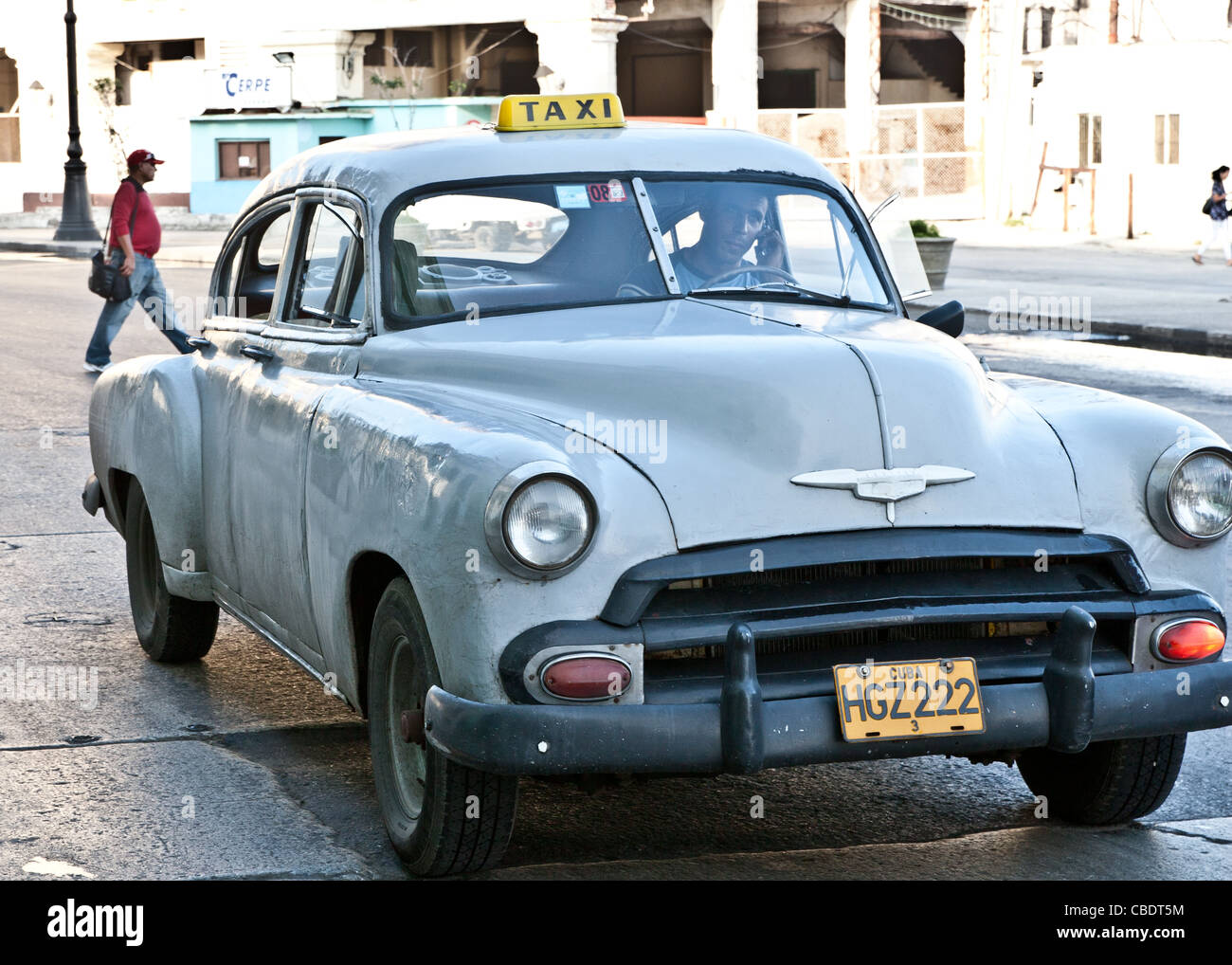 Taxi conducir por la calle en La Habana. Foto de stock