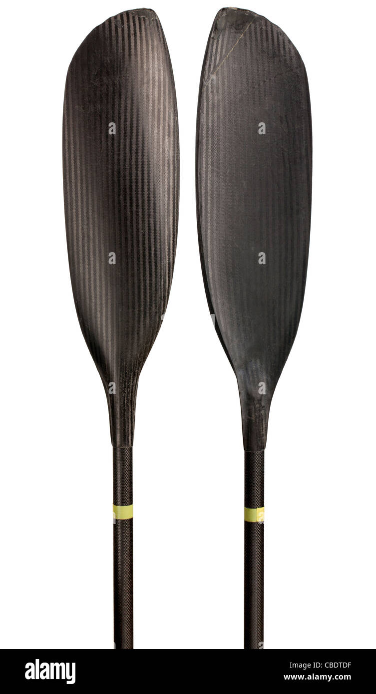 Hojas estrechas de aleta de fibra de carbono pala de kayak, advertir y rayada en el río carreras de maratón, aislado en blanco Foto de stock