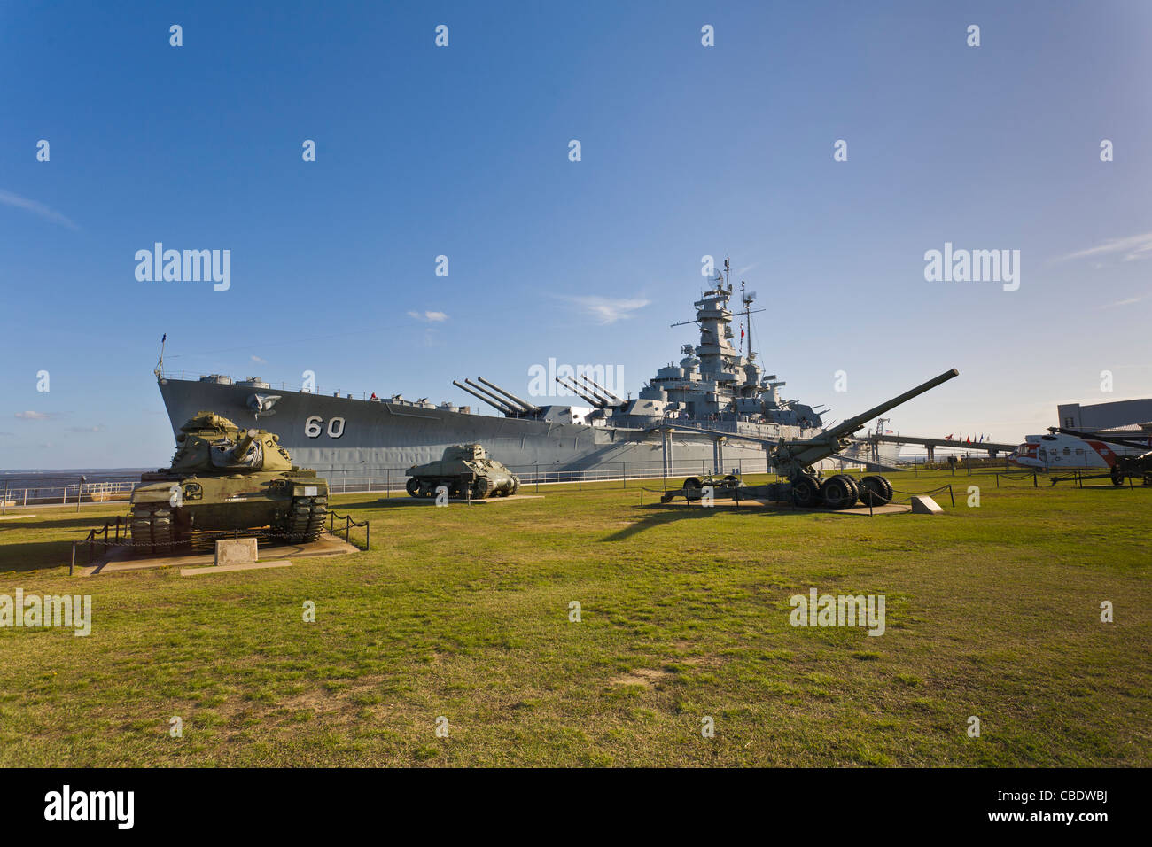 Tanques en primer plano en el acorazado USS Alabama Memorial Park atracción turística en Mobile Alabama Foto de stock