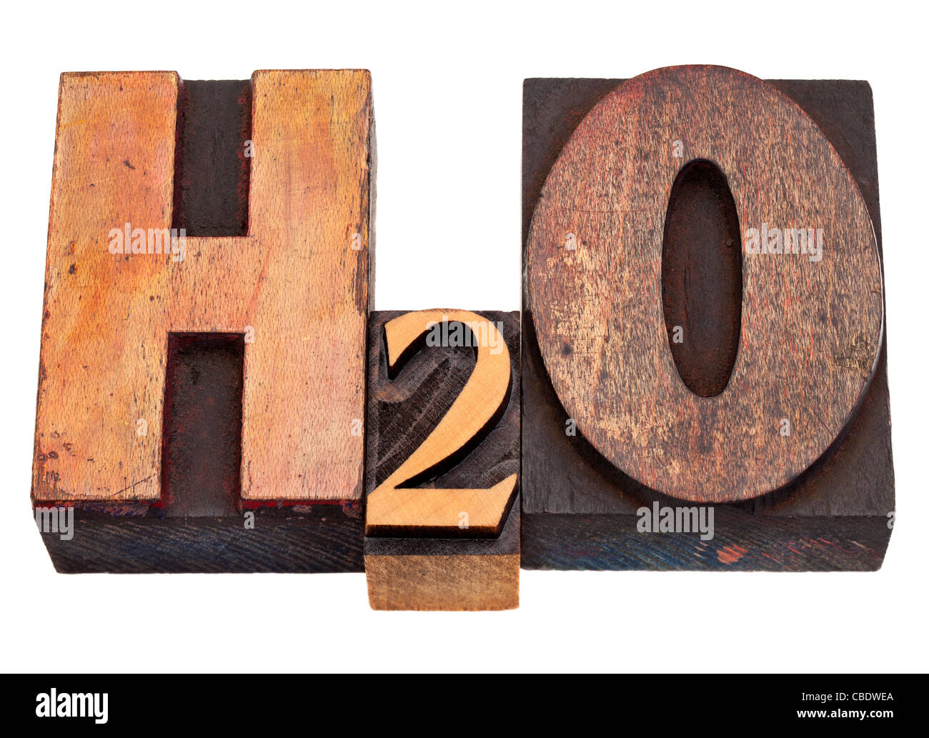 H2O - water símbolo químico en vintage tipografía, bloques de madera manchadas por tintas, aislado en blanco Foto de stock